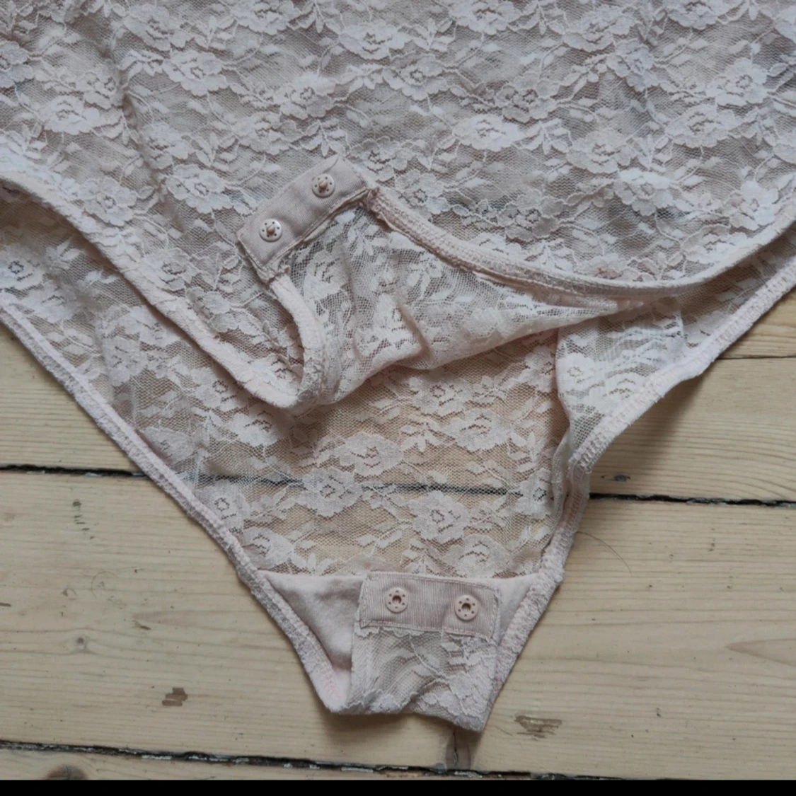 Spetsbody babyrosa - 90