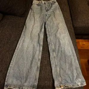 Super fina jeans , dom är lite lite slitna längst ned då dom har varit för långa för mig men syns verkligen inte 