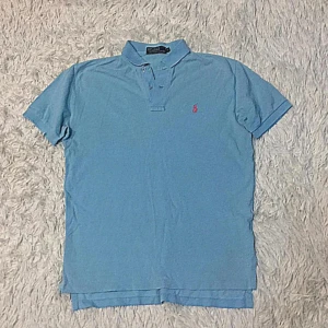 Ralph lauren - En ljusblå Ralph lauren piké i storlek S. Bra skick, tveka inte på att höra av dig om du undrar något.☑️