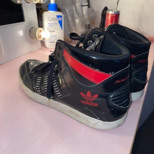 Adidas skor  - Jätte unika adidas skor som inte säljs längre! Det är limited edition. Säljs pga att de inte används längre. Det är sparsamt använda och har därför inte mke defekter. Pris är diskuterbart!💕