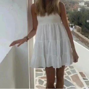 Klänninga - Säljer denna jättefina klänningen från zara❤️