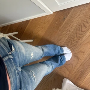 Diesel jeans  - Jätte snygga diesel jeans med slitningar  Dem är i utmärkt skick och är köpta här på Plick  ( skriv privat för mått och fler bilder)