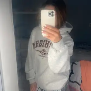 Mysigaste hoodien från ginatricot🙌😍 Aldrig använt och säljer då den inte kommer till användning Strl S men är oversized💞🙌