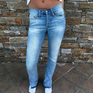 Snygga blåa lågmidjade jeans🌺 - Jättebra skick, har en slits nere vid benen. Raka i passformen. Snygga att ha både vanligt och nervikta💕💕27/32 är storleken.