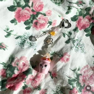Shopkins nyckelring  - Handgjord shopkins nyckelring! Allting är 100% gjord av mig! Shopkinnen är äkta. Läs sista bilden om du är intresserad av att köpa!💗
