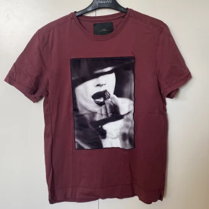 Limitato tröja, vinröd - Vinröd limitato tröja som är använd fåtal gånger. Tillhörande låda ingår även vid köp av tröjan.  Nypris: 1799 kr | Skick 7/10  Hör av er om ni undrar något!