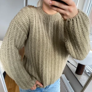 Stickad beig tröja  - Säljer denna stickad beiga tröja från NA-KD. Tröjan är i ett fint skicka o snyggt stickat material. 