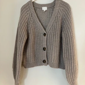 Kofta  - Grovstickad kofta. Som ny🤍