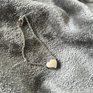 Hjärt armband🩶 - Fint skick och nästan aldrig andvänd! Pris kan absolut diskuteras! Orginalpris 270kr💕