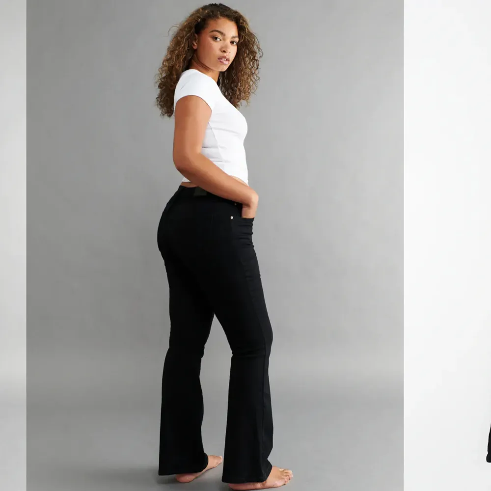 Säljer dessa svarta jeans i storlek 34 i från Gina. Inte så mycket använda köpte för 500kr och säljer för 200kr. Jeans & Byxor.