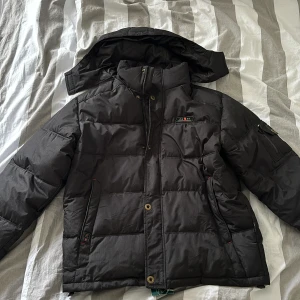 Peak Performance  - En oanvänd Peak Sportswear dunjacka med tåligare material i XL men passar L. 