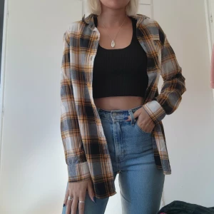 Skjorta - Jätte fin skjorta som knappt är använd storlek xs sitter lite oversize 