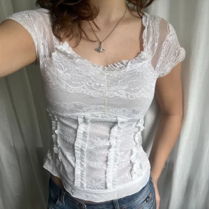 Spetstopp - Vit vintage spetstopp utan defekter. Står varken märkes eller storlekslapp men den är stretchig och passar S-M 💓🙌