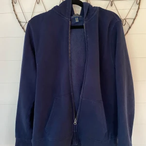Mörkblå Ralph Lauren hoodie - Välvårdad hoodie med zip. Passar en S.