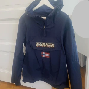 Napapijri Regnjacka  - Nypris: 1800 kr Mycket bra skick! Storlek: L
