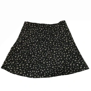 Svart Mini kjol - En svart H&M kjol med ros print. 40 cm lång och 66-68 cm vid midjan. 💕