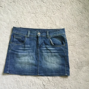 Lågmidjad jeanskjol - Så sjukt snygg kjol!! 