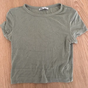 Zara topp - Grön topp från zara i stl S! Säljer en likadan i rosa. Lite nopprig🤍