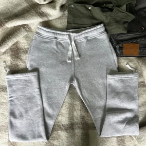 Russemerch sweatpant light grey - Ett par HELT NYA Russemerch sweatpants i färgen light grey. Stl S men skulle nog säga XS/27/36. Synd att de var försmå för mig, annars otroligt fina med skönt och bra material. 