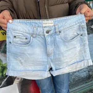 Så fina jeans shorts ifrån samsøe o samsøe , passar Xs-S, köp för endast 200 kr !! Fint skick, tryck gärna på köp nu❤️