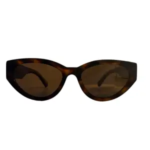 Ett par fräscha solglasögon ifrån Chimi. Dom är använda omkring fem gånger så skicket är väldigt bra. Köpta hösten 2023. Vid fler frågor tveka inte på att höra av dig. (Priset är diskuterbart)