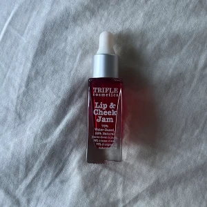 Blush - Liquid blush och kan även användas på läpparna då den är lätt och blir fin på huden, helt ny och oanvänd!