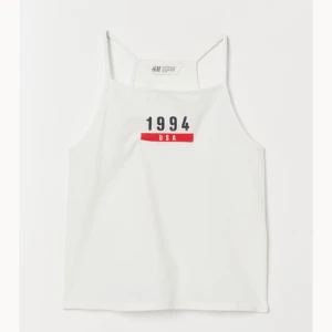 Top från hm 50kr - Top från hm nypris var ~100 mitt pris är 50kr! Nyskick och aldrig använd bara legat i en garderob ett tag. Kan skickas via post så om intresset finns tveka inte att skriva!