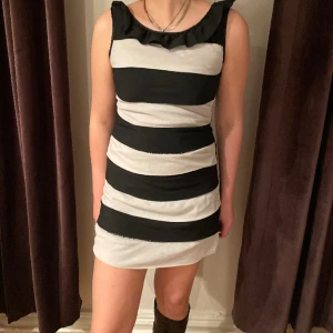 Randig klänning  - Super fin vintage klänning. De är min mammas gamla och har inte kommit till användning. Men funkar prima ballerina.