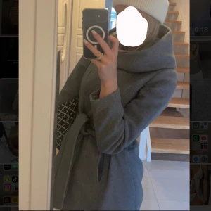 Grå kappa - Grå kappa använd nån enstaka gång superfin med luva och bra material💕Nypris 350kr
