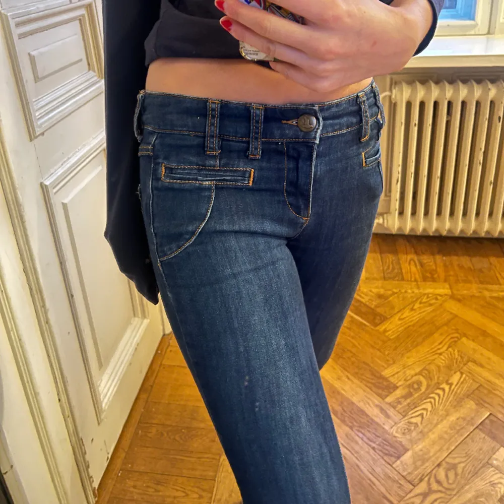 Så fina flare jeans med detaljer! Lite slitage där nere på baksidan (de har varit lite för långa för mig) och därav priset🩷OBS! Säljer senast söndag! (Åker bort). Jeans & Byxor.