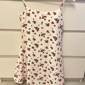 Aim'n söt klänning  - Klänningen av tränings material med body och telefon ficka. Köpt ny i somras som ett paket med bekinin i samma kollection.