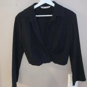Blus - Svart blus från Zara. Knappt använd