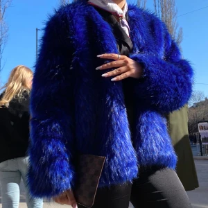 Blå pälsjacka🛫🛫🛫 - Säljer min otroliga fuskpälsjacka!!!! Otroligt bra skick i pälsen men den lilla haken som gjorde att man kunde knäppa ihop den framtill har ramlat av