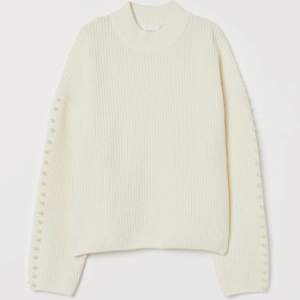 Säljer den här stickade tröjan från H&M med pärlor på ärmarna, den säljs inte längre och är i storlek S (inga defekter)🩷