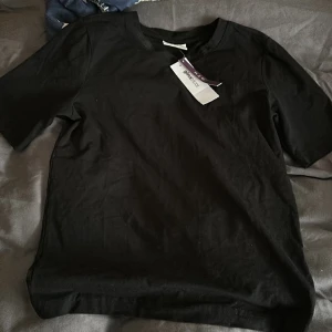 gina tröja - vanlig svart tshirt från gina, oanvänd