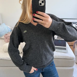 Lacoste tröja - V-ringad tröja från Lacoste i superbra skick, självklart äkta❤️ kom gärna med prisförslag!
