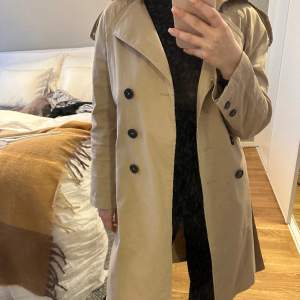 Beige trenchcoat köpt på Asos, nypris 700kr. Använd 1-2 gånger så den är i nyskick!