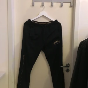 Hugo Boss mjukisbyxor  - Tja! Säljer dessa Hugo boss mjukisbyxor i storlek M. Bra skick, skriv pm vid fler frågor 