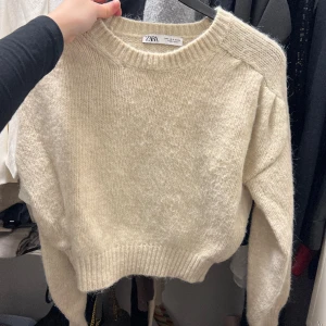 Beige tröja zara  - Knappt använd, storlek S 