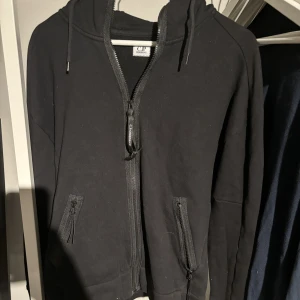 Cp company zip tröja - Säljer min cp company tröja i bra skick. Köpt förra året för 3000 kr på season i Jönköping 