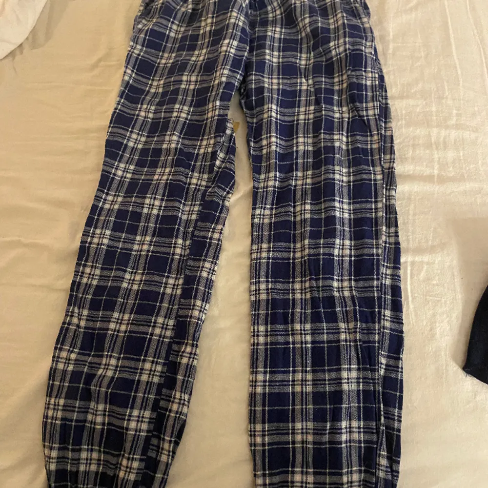 Blåa pyjamas som jag gjort low waisted, lite små hål vid rumpan. Jeans & Byxor.