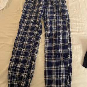 Blåa pyjamas som jag gjort low waisted, lite små hål vid rumpan