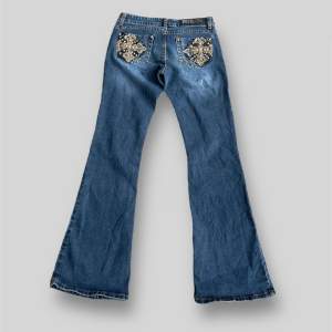 Premiere jeans i modellen classic boot. Fint skick inga tecken på defekter. Ytterbens längden är ca 100cm och midjan är ca 37cm rakt över🙌
