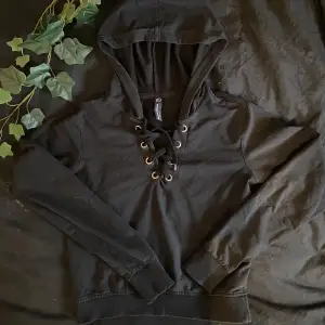 En croppad hoodie med knytdetalj i bra skick! 🥰 Storlek XS ✨