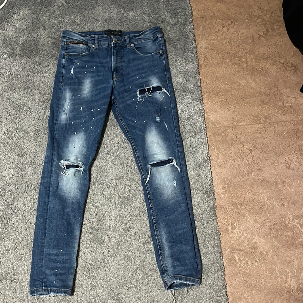 Säljer supply and demand jeans storlek S i blå efter som de är för små på mig nu. Mer bilder eller frågor så e de bara o skriva . Jeans & Byxor.