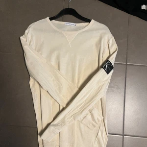 Calvin Klein tröja  - Tja, säljer nu en shysst Calvin Klein Tröja | Storlek: 16 passar dig mellan 150-160 | Skick: 9/10. Kan posta mot betalning annars går det att mötas upp i Gävle. Var inte rädd att ställa frågor vid intresse! 