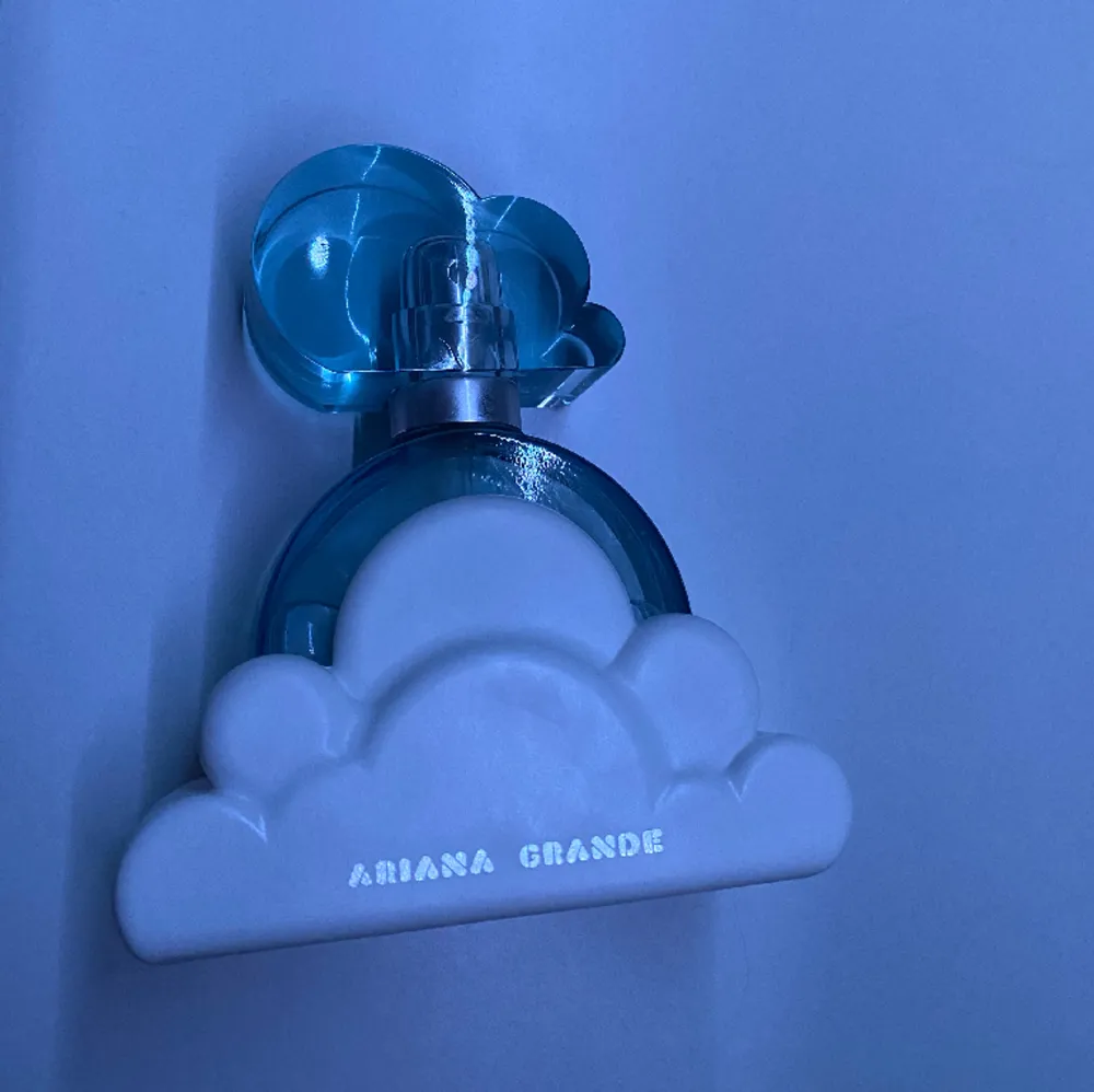 Säljer min helt nya Ariana Grande parfym ”Cloud” för jag fick dubbla i julklapp. Helt oanvänd, förpackningen finns kvar. Om man vill ha fler bilder kan man skriva i DM💕. Övrigt.
