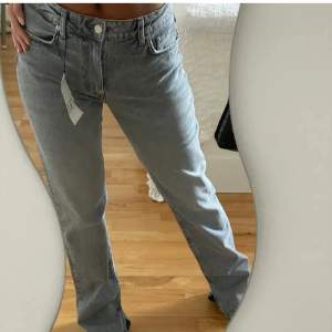 Intressekoll på mina grå zara jeans mid/low waist med slits får ingen användning av dom💗(lånade bilder prislapp finn ej på)