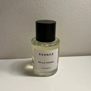 Essnce parfym - Säljer en parfym från essence som är inspirerad av ”Hugo boss the scent for her”. Säljer då den inte passade mig. Den är endast testad. Parfymen är köpt för 360kr. 