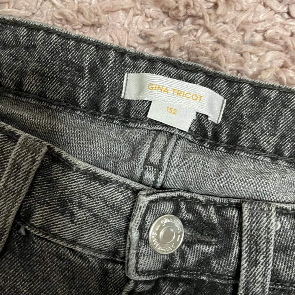 Säljer nu mina gråa jeans som just nu är slutsålda. Nypris 299.95 och säljer för 75 kr!. Jeans & Byxor.